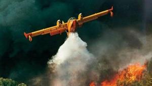 Κατέπεσε καναντέρ στη φωτιά στα Δερβενοχώρια – Η πυρκαγιά πάει προς κεντρική Πάρνηθα