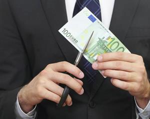 Νέο «ψαλίδι» μισθών για τους εργαζόμενους στους δήμους