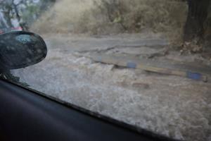Χασιά – Έπεσε αυτοκίνητο στο ρέμα και δεν τους βοηθούσε κανείς!
