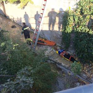 Η πυροσβεστική απεγκλώβισε άνθρωπο που έπεσε στο ρέμα της Εσχατιάς στην Αχαρνών!