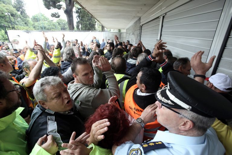 Επεισόδια στο Σύνταγμα – Συμβασιούχοι των δήμων επιχείρησαν να εισβάλουν στη Βουλή