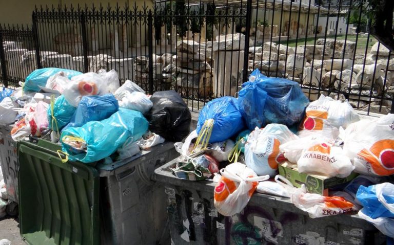Λύση αναζητεί η κυβέρνηση για τα σκουπίδια