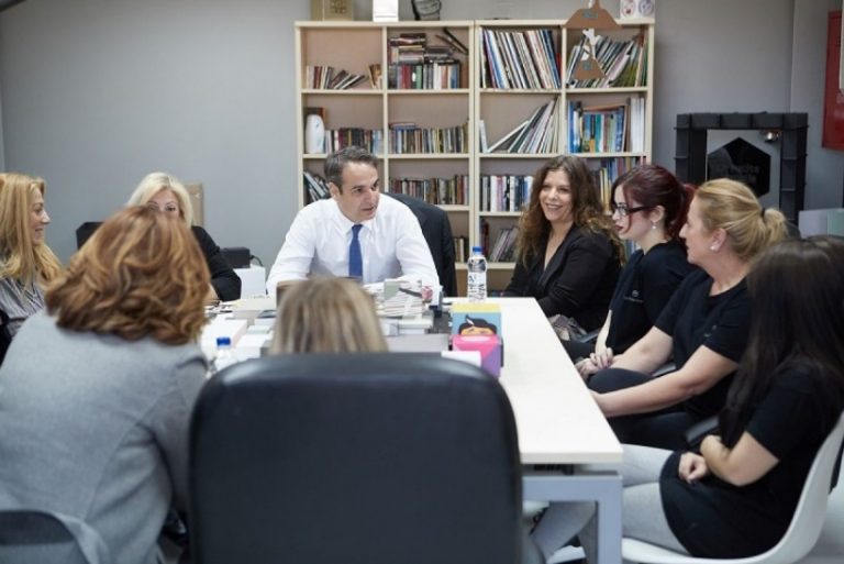 Επίσκεψη Μητσοτάκη σε επιχείρηση παραγωγής συσκευασιών στα Άνω Λιόσια