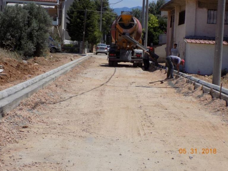 Στρώνει άσφαλτο ο Δήμος Φυλής στη συνοικία του Αγίου Νικολάου