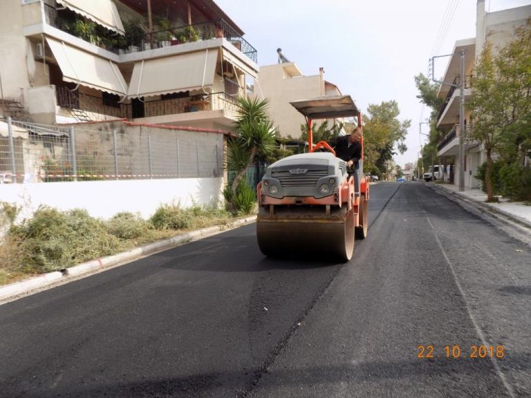 Συνεχίζονται εντατικά οι ασφαλτοστρώσεις στο Δήμο Φυλής