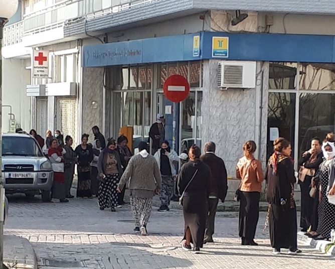 «Βράζουν» τα Άνω Λιόσια για τις εικόνες έξω από το ταχυδρομείο