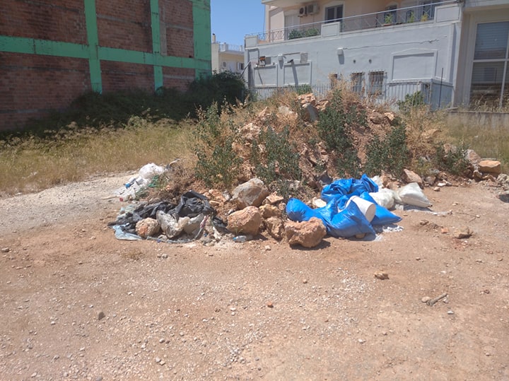 Παράπονα για τα παρατημένα μπάζα στο κέντρο των Άνω Λιοσίων (φωτό)