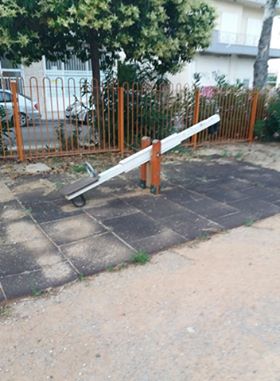 Προβλήματα στην παιδική χαρά της πλατείας Καραγιάννη