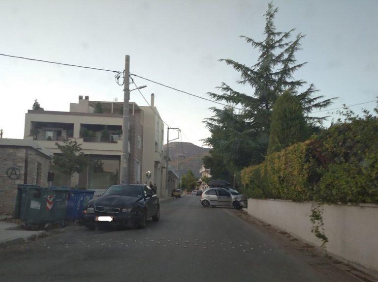 Τροχαίο ατύχημα στο κέντρο των Άνω Λιοσίων (φωτό)