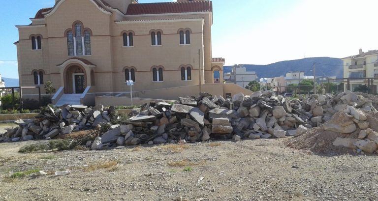 Άνω Λιόσια – «Βουνό» τα μπάζα δίπλα από τον Άγιο Δημήτριο