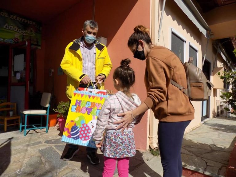 Ευχές, δώρα και πασχαλινές λιχουδιές προσφέρουν στους μαθητές τους οι Παιδικοί Σταθμοί Ζεφυρίου