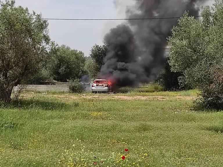 Άνω Λιόσια – Στις φλόγες τυλίχθηκε παρατημένο αυτοκίνητο στο Τσουκλίδι