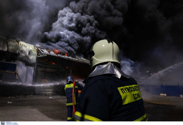 Πυρκαγιά σε εργοστάσιο ανακύκλωσης στα Άνω Λιόσια