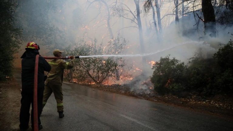 Αναζωπύρωση στη Βαρυμπόμπη σε τρία μέτωπα – Μήνυμα του 112 για εκκενώσεις σε Ιπποκράτειο Πολιτεία και Δροσοπηγή