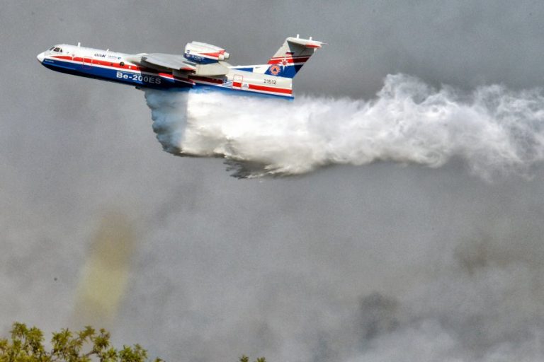 Δείτε – Το ρωσικό «θηρίο» Beriev επιχειρεί στο Ποικίλο Όρος (video)