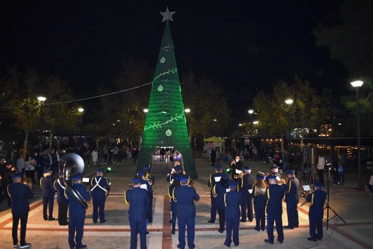 Φωταγωγήθηκε το Χριστουγεννιάτικο Δέντρο στο Δήμο Φυλής