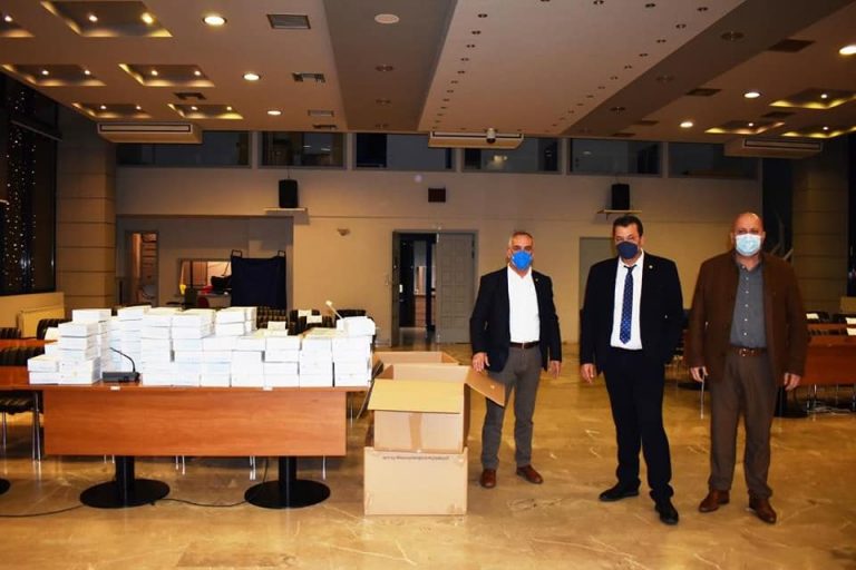 Μοιράζει 3.000 self test ο Δήμος Φυλής ενόψει του ανοίγματος των σχολείων