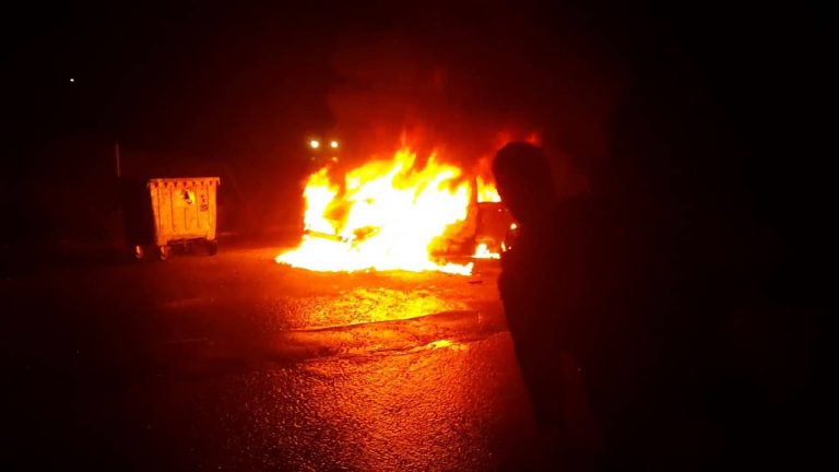 Κλεμμένο όχημα καίγεται κάτω από το γήπεδο του Ερμή (video)