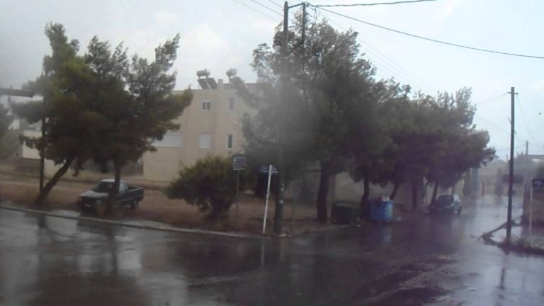 Ξαφνικό μπουρίνι! – Προσοχή στους κεραυνούς (video)