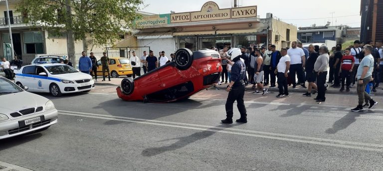 Παρ’ολίγον τραγωδία μετά από τροχαίο στη λεωφόρο Φυλής στα Άνω Λιόσια (φωτό)