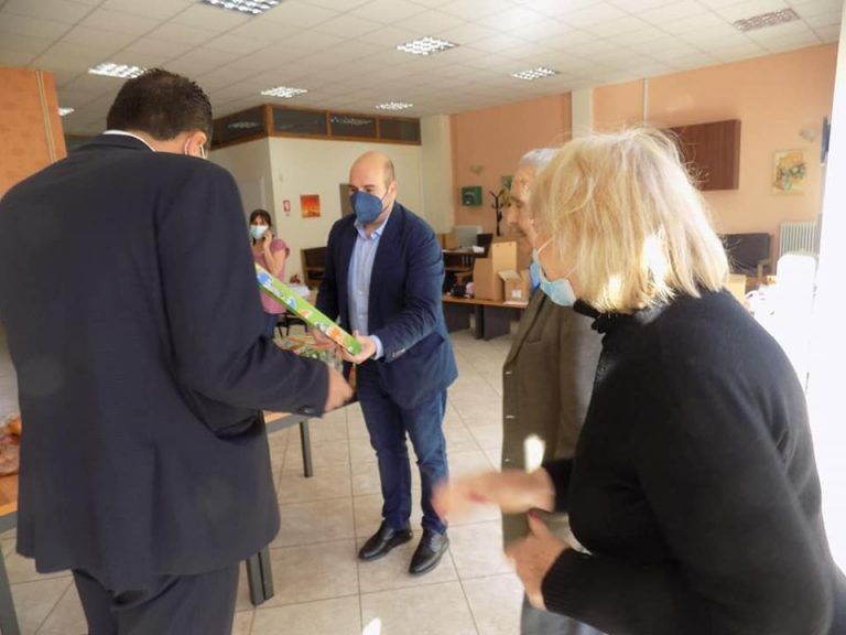 Ευχές, λαμπάδες και τσουρέκια στα μέλη των ΚΑΠΗ από το Δήμο Φυλής