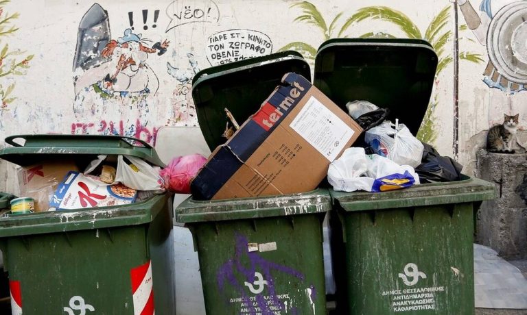 Αυξήσεις στα δημοτικά τέλη φέρνουν τα… σκουπίδια