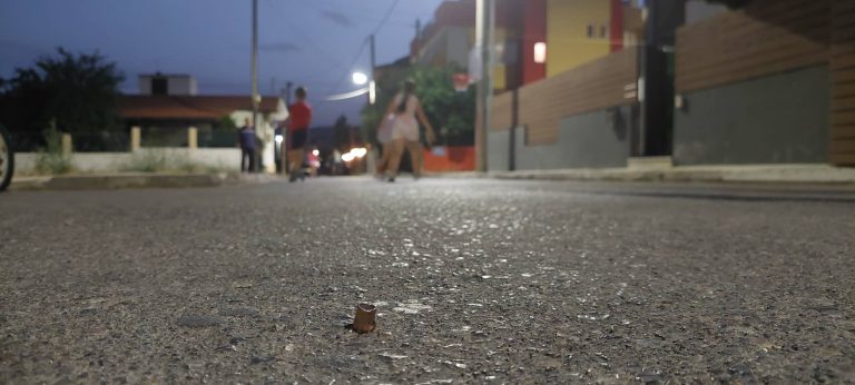 Συγκλονιστική φωτογραφία – Αδέσποτη σφαίρα προσγειώθηκε δίπλα σε παιδιά που παίζουν στη Δροσούπολη