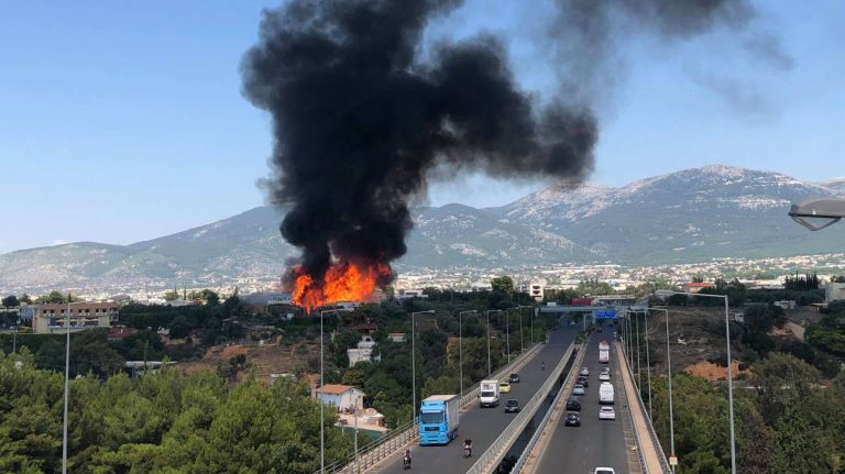 Προσοχή – Τοξικά αέρια από τη φωτιά στο Μενίδι (video)