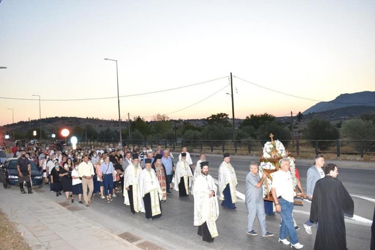 Με μεγαλοπρέπεια η λιτάνευση της Ιερής Εικόνας της Μεταμόρφωσης του Σωτήρος στη Ζωφριά