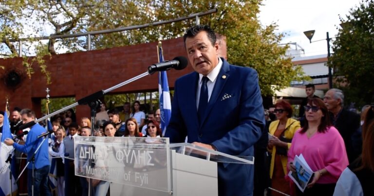 Η εκφώνηση του πανηγυρικού της 28ης από τον Δήμαρχο Φυλής, Χρήστο Παππού