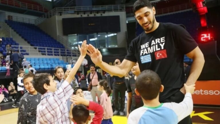 Ο Ενές Καντέρ συναντήθηκε με Τούρκους πρόσφυγες στο κλειστό των Άνω Λιοσίων