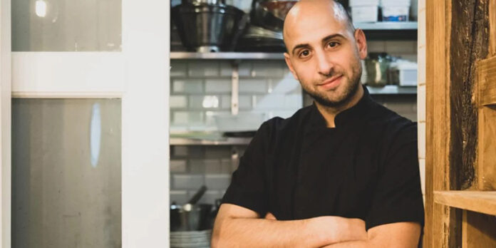 Aπό τα Άνω Λιόσια στο Παρίσι: Ο Έλληνας που έμαθε τους Γάλλους να τρώνε γιουβαρλάκια στη γειτονιά του Moulin Rouge