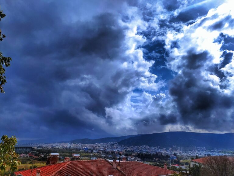 Ηλιοφάνεια αλλά και διάσπαρτες νεφώσεις σήμερα Τρίτη στον Ν.Αττικής