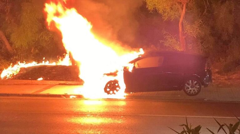 Αυτοκίνητο τυλίχθηκε στις φλόγες κοντά στη Χωματερή