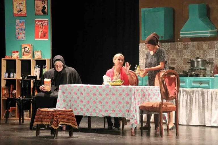 Υπερφωτισμένοι: Θρίαμβος στη Θεσσαλονίκη για το “LA NONA” – Βραβείο Σκηνοθεσίας στον Γιάννη Γαλανόπουλο!