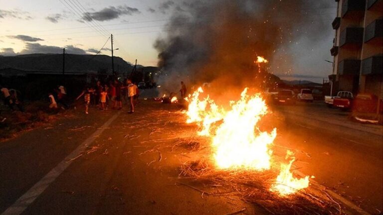 Πορεία διαμαρτυρίας Ρομά σε Μενίδι και Ζεφύρι – Μικροεπεισόδια και φωτιές σε κάδους