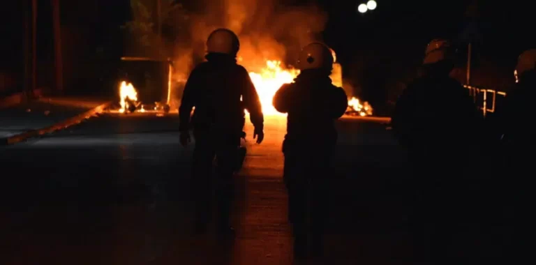 Βόμβες μολότοφ εναντίον ομάδων της ΟΠΚΕ στα σύνορα Άνω Λιοσίων – Αχαρνών