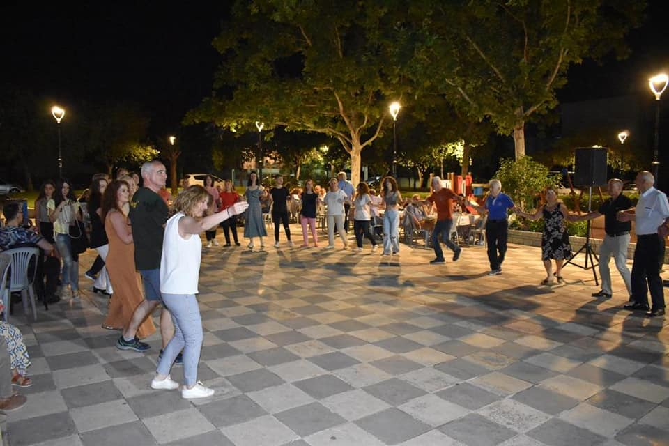 Με μεγάλο γλέντι στην πλατεία Μουσών στα Άνω Λιόσια έκλεισε τη χορευτική περίοδο ο σύλλογος Μακεδόνων – Θρακών