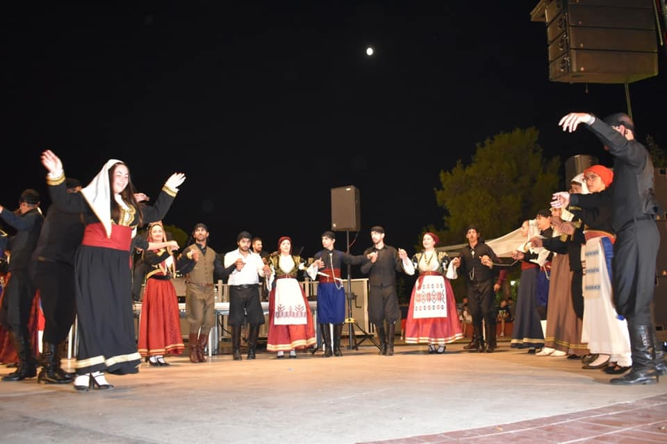 Σείστηκε από την κρητική λύρα, τον πεντοζάλη και τον κόσμο η Πλατεία Ηρώων στο Κρητικό Γλέντι του Συλλόγου Κρητών