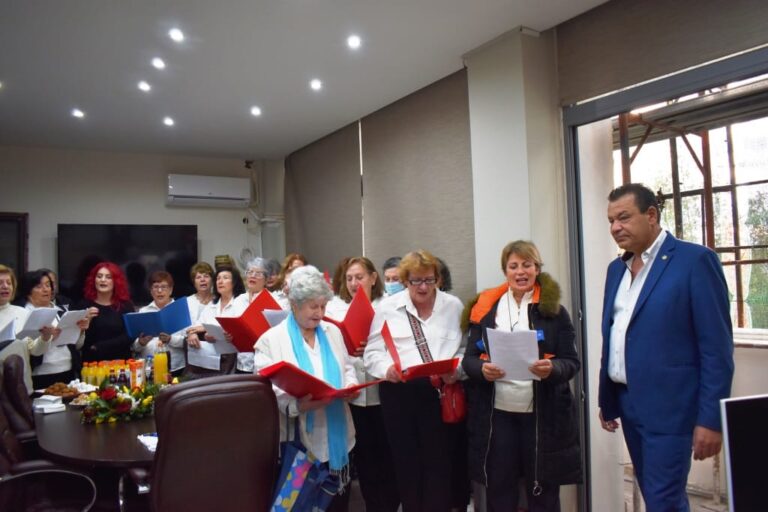 Χριστουγεννιάτικα παραδοσιακά κάλαντα έψαλλε η χορωδία του ΚΑΠΗ στον Δήμαρχο