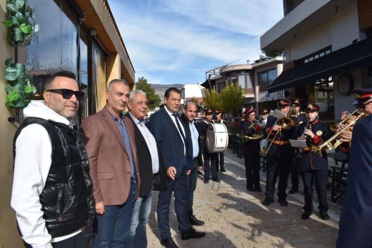 Χριστουγεννιάτικη η ατμόσφαιρα στις πλατείες του Δήμου Φυλής