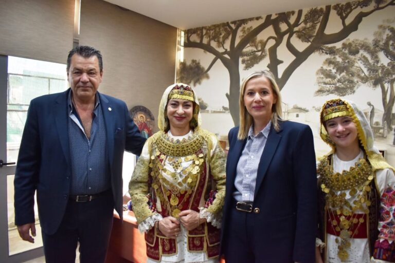 Πρωτοχρονιάτικα Αρβανίτικα Κάλαντα έψαλλε στον Δήμαρχο η ΓΡΙΖΑ
