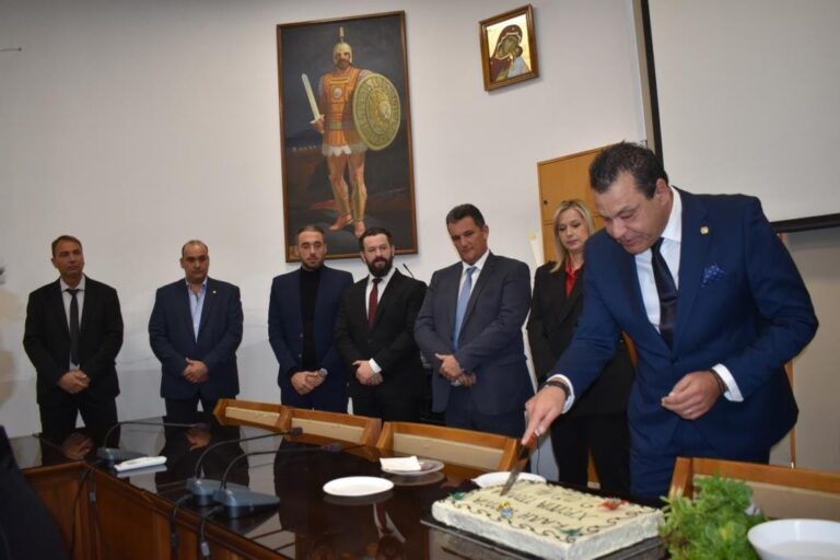 Εορταστικό κλίμα στην κοπή της πίτας της Δημοτικής Ενότητας Φυλής