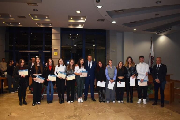Βράβευση 205 επιτυχόντων στα ΑΕΙ και 7 Διευθυντών Γυμνασίων-Λυκείων από το Δήμο Φυλής