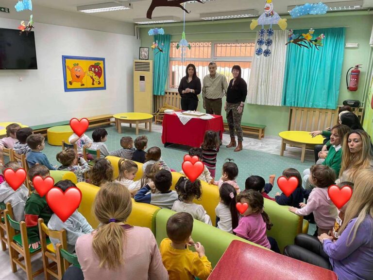 Έκοψαν την πρωτοχρονιάτικη πίτα τους οι παιδικοί και βρεφικοί σταθμοί Ζεφυρίου
