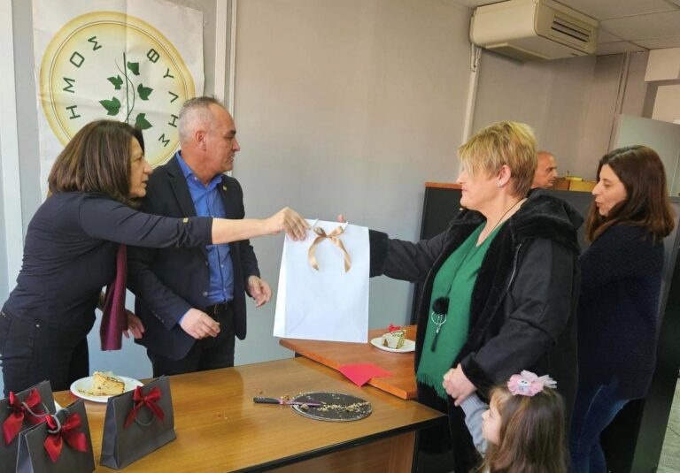 Αναμνηστικά δώρα σε τρεις συνταξιοδοτηθέντες υπαλλήλους από το Δήμο Φυλής
