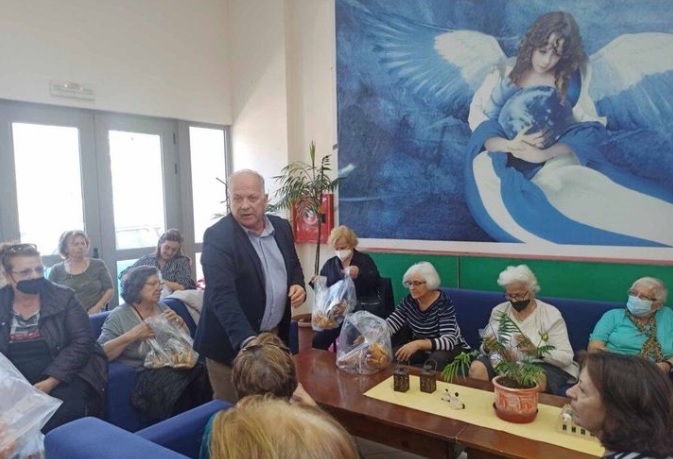 Ευχές και Πασχαλινά δώρα στα ΚΑΠΗ του Δήμου Φυλής