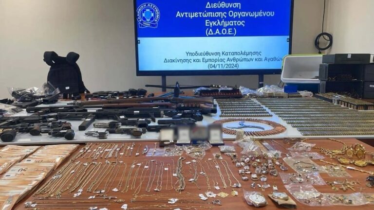 Τεράστιο οπλοστάσιο βρέθηκε στη Δυτική Αττική – Είχαν ακόμη και όπλο ελεύθερου σκοπευτή με διόπτρα