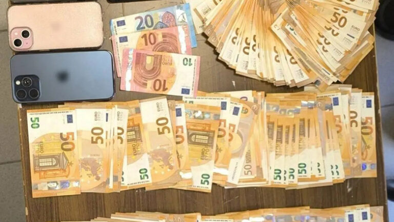 Ζεφύρι – Δύο συλλήψεις για σύσταση συμμορίας: βρέθηκαν 2 καραμπίνες και 8.740 ευρώ