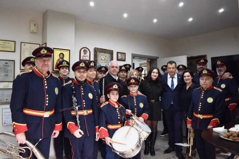 Ευχές και Χριστουγεννιάτικα Κάλαντα στον Δήμαρχο από την Φιλαρμονική του Δήμου Φυλής